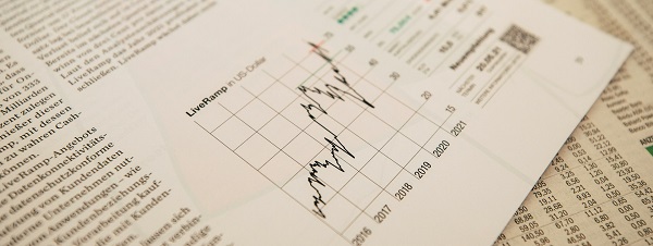 A4 용지에 인쇄된 주식 차트와 보고서